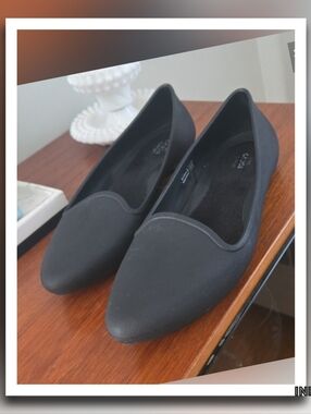 CROCS Women's Black Pointed Toe Flats